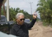 Turun Langsung ke Lokasi Jalan Rusak, Pakde Slamet: Dalam Waktu Dekat Segara di Perbaiki
