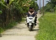 Mengendarai Motor, Pakde Slamet Tinjau Lokasi Jalan Makarti Jaya