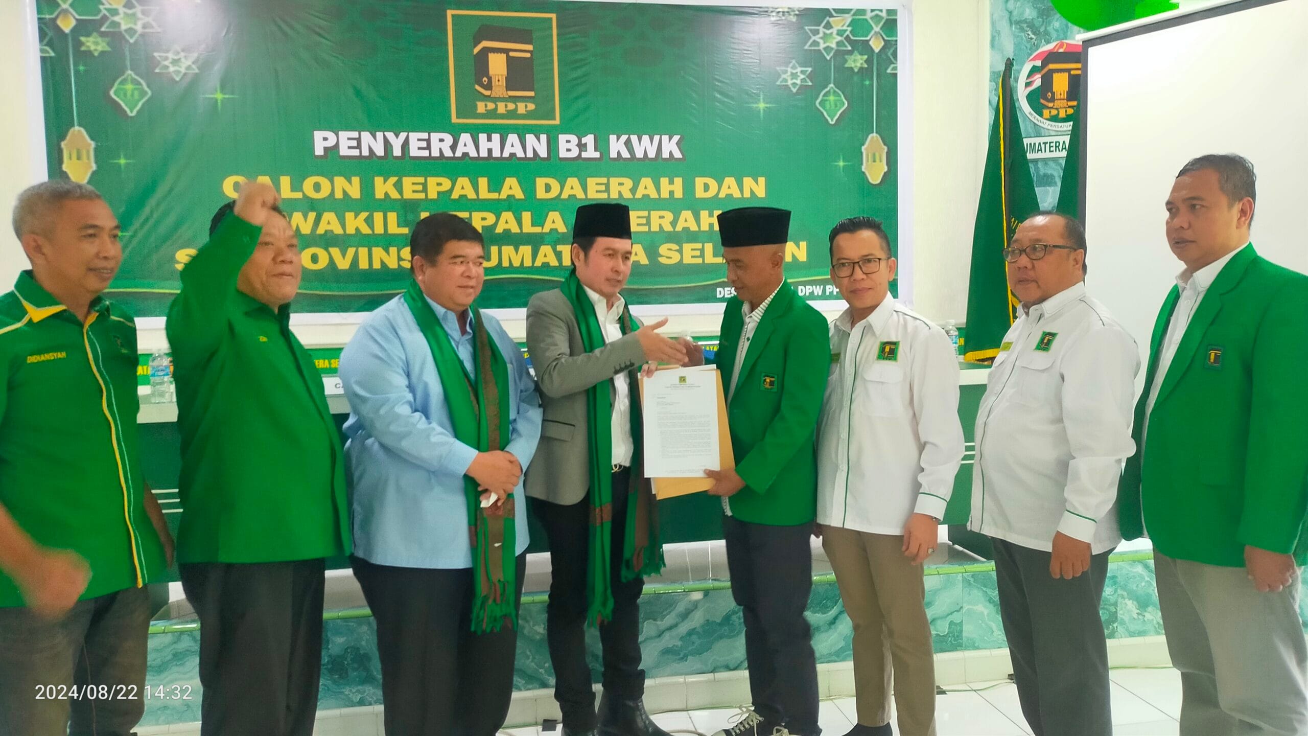 PLT Ketum DPW PPP Sumsel H. Ahmad Palo, SE, menyerahkan rekomendasi B1KWK dukungan partai PPP kepada Calon Bupati Lahat Yulius Maulana