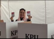 Nandriani Nyoblos di TPS 1O Bersama Keluarga