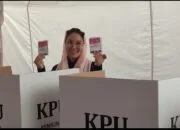 Nandriani Nyoblos di TPS 1O Bersama Keluarga