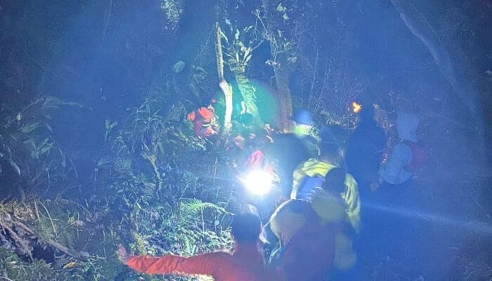 Berjibaku 10 Jam di Kabut Tebal Jalur Ekstrem Gunung Dempo, Relawan Evakuasi Korban 