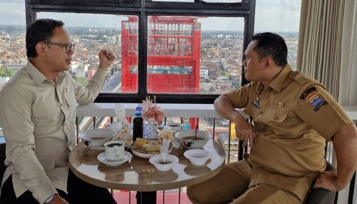 Wamendagri Kagumi Keindahan Palembang dari Puncak Tower Jembatan Ampera