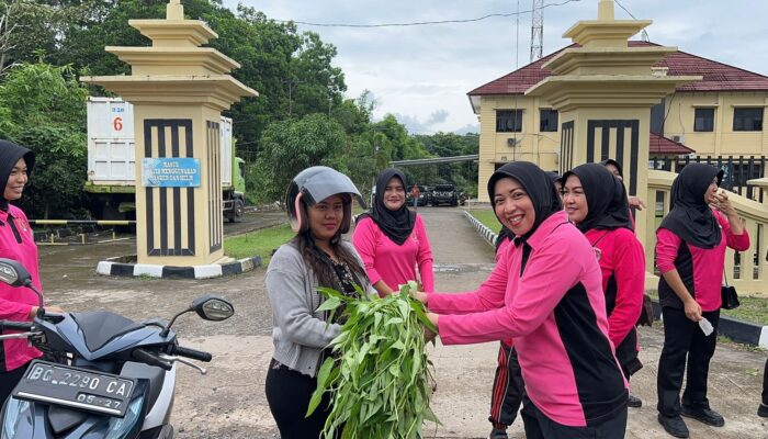Bhayangkari Prabumulih Timur Panen Kebun P2L