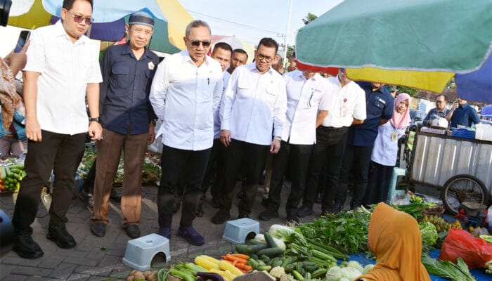 Mendag Budi Pantau Ketersediaan dan Harga Bapok di Pasar Pabean Sidoarjo