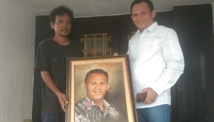 Peduli Budaya, Pj Walikota Palembang Dihadiahi Lukisan Spesial dari Puskass