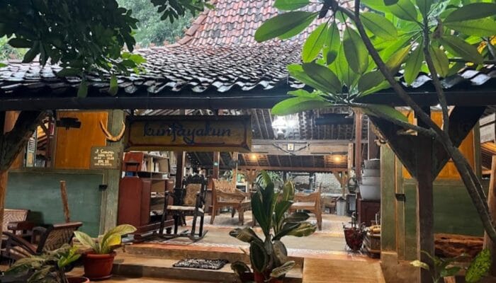 Cafe Kunfayakun: Makan Enak, Nostalgia Barang Antik dan Spot Foto Klasik!