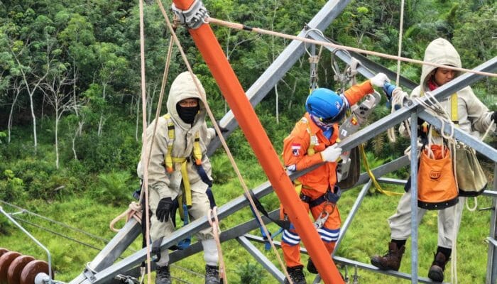PLN Tingkatkan Keandalan Listrik, Lakukan Pemindahan Kabel Konduktor ke Tower Permanen