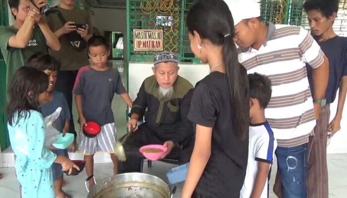 Tradisi Bubur Suro di Masjid Suro Palembang