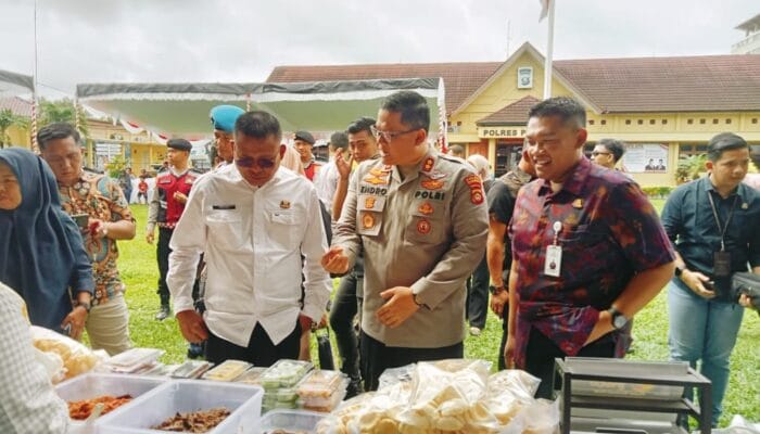 Ratusan Warga Serbu Pasar Murah di Mapolres Prabumulih