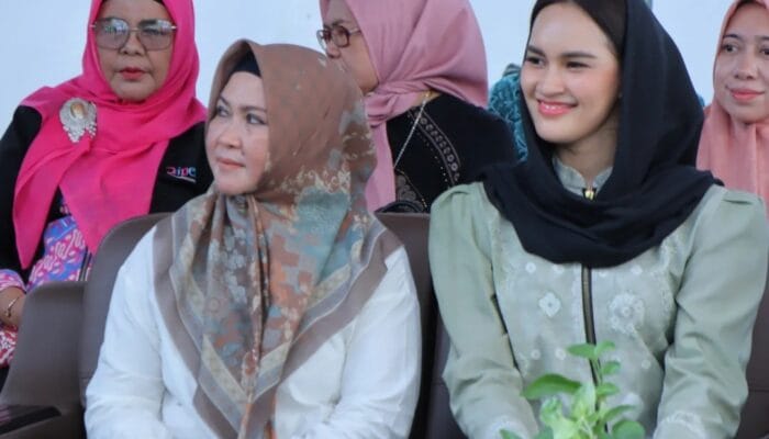 Sempatkan Belanja di Pasar Bedug Kemuning, Putri Azizah Bawa Pulang Makanan Favorit Wawako Palembang