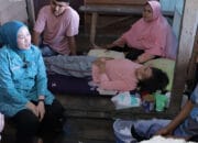 Terobos Banjir, Ketua TP PKK Palembang Bantu Warga Sakit