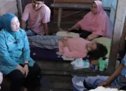 Terobos Banjir, Ketua TP PKK Palembang Bantu Warga Sakit