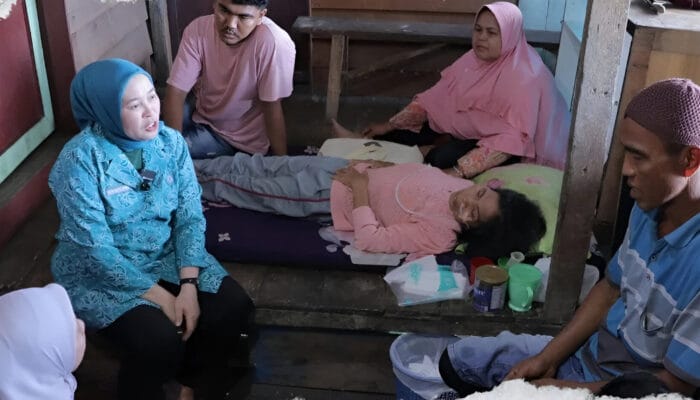 Terobos Banjir, Ketua TP PKK Palembang Bantu Warga Sakit