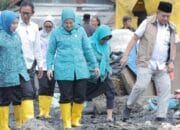 Ketua TP PKK Palembang Bagikan Sembako ke Warga TPA Sukawinatan