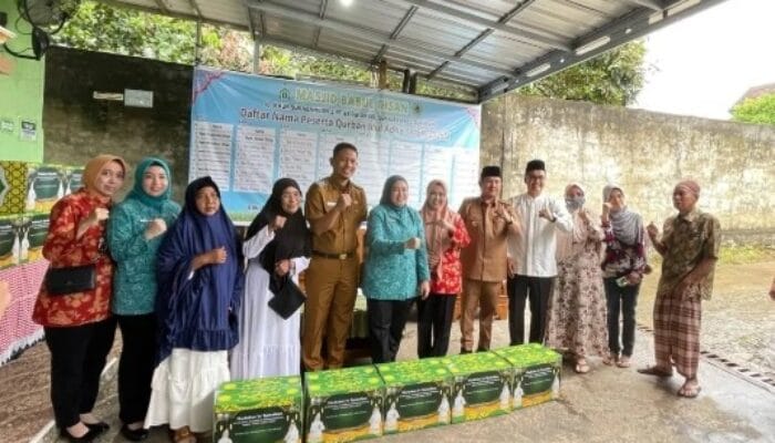 Ketua TP PKK Kota Palembang Berbagi Paket Sembako ke Jamaah Masjid Babul Ihsan
