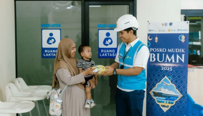 Siti dan Charger HP-nya, Kisah Nyaman di Posko Mudik PLN