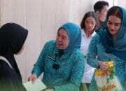 Ketua TP PKK Bersama Dharmawanita Santuni Korban Kebakaran