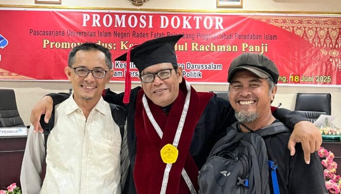 Tersungkur Tapi Tak Tersesat, Jalan Sunyi Kemas Ari Panji Raih Gelar Doktor