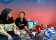 Tersentuh Dikirim Pesan di Medsos, TP PKK Palembang Bantu Warga yang Sakit Stroke Berat