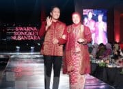 Gunakan Songket Bunga Tanjung, Walikota Palembang dan Istri Pukau Panggung Swarna Songket Nusantara 2025