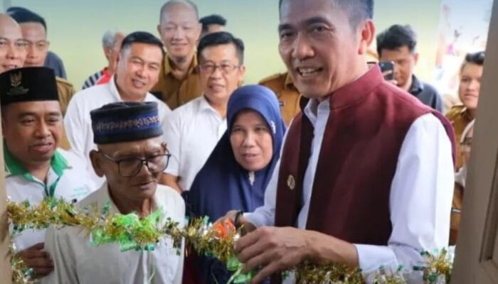 Bedah Rumah, Yunus Sumringah saat Menerima Kunci dari Ratu Dewa