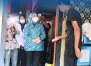 Ketua TP PKK Palembang Salurkan Bantuan ke Warga 29 Ilir yang Sakit
