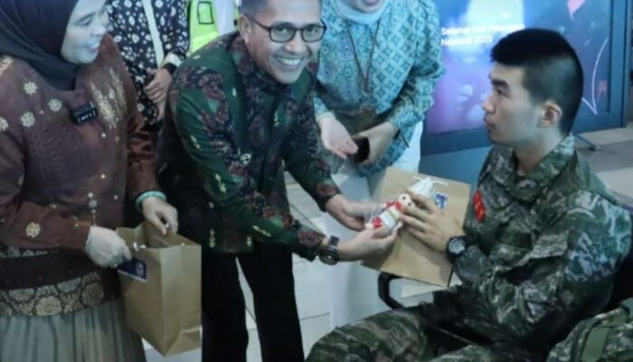 Hari Pelanggan Nasional, Ratu Dewa Gandeng Garuda Indonesia Bagikan Produk UMKM Lokal ke Penumpang