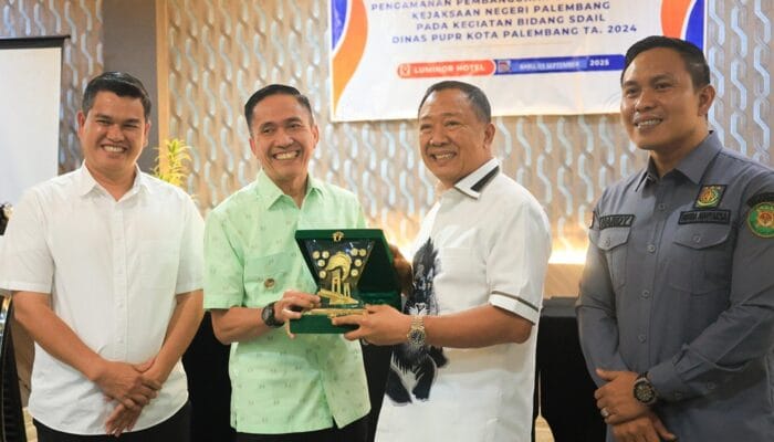 Kajari Palembang Serahkan Dokumen Pengamanan Proyek Strategis ke Wali Kota