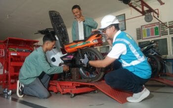 PLN Bangun Bengkel Konversi Motor Listrik di SMKN 2 Palembang