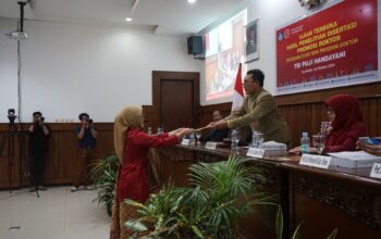 Tri Puji Handayani Persembahkan Disertasi Dulmuluk, Raih Gelar Doktor Cumlaude ISI Surakarta
