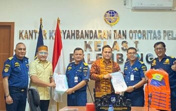 Serahkan Pas Kecil ke Pengusaha Speed Boat, KSOP Kelas 1 Palembang Tingkatkan Keselamatan dan Keamanan Pelayaran