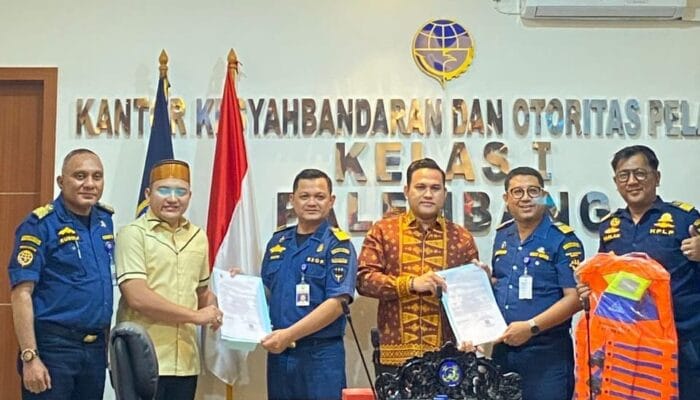 Serahkan Pas Kecil ke Pengusaha Speed Boat, KSOP Kelas 1 Palembang Tingkatkan Keselamatan dan Keamanan Pelayaran