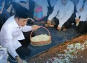 Ikuti Proses Pemakaman, Ratu Dewa Taburkan Bunga di Tempat Peristirahatan Terakhir Alex Noerdin