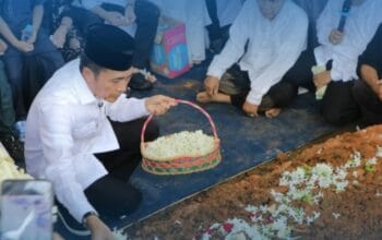 Ikuti Proses Pemakaman, Ratu Dewa Taburkan Bunga di Tempat Peristirahatan Terakhir Alex Noerdin