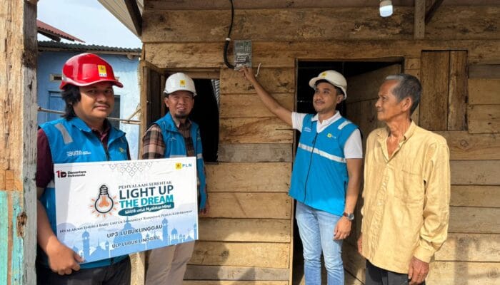 Berkah Ramadan, PLN Nyalakan Listrik Gratis untuk Warga Karya Bakti