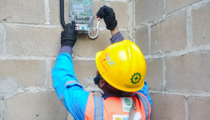 PLN UID S2JB Kembali Nyalakan 136 Sambungan Listrik Gratis Melalui Program Light Up The Dream