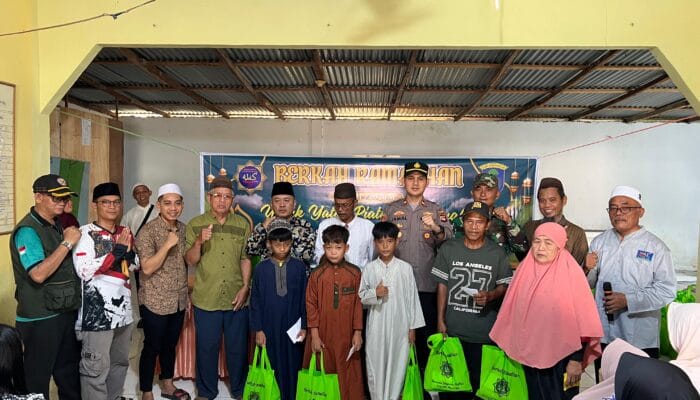 Jamaah Kafilah Tulung Selapan dan Lurah Tulung Selapan ulu Gelar Pembagian SEMBAKO BERKAH RAMADHAN 1447 H