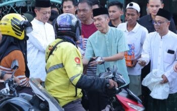 Wali Kota Ratu Dewa Bagikan Takjil Bersama Lazisnu PWNU Sumsel