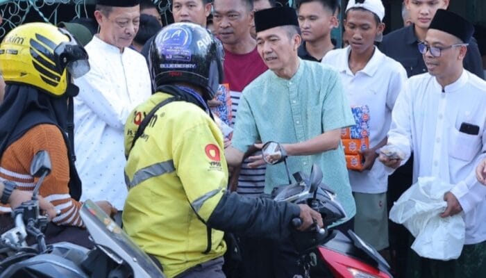 Wali Kota Ratu Dewa Bagikan Takjil Bersama Lazisnu PWNU Sumsel