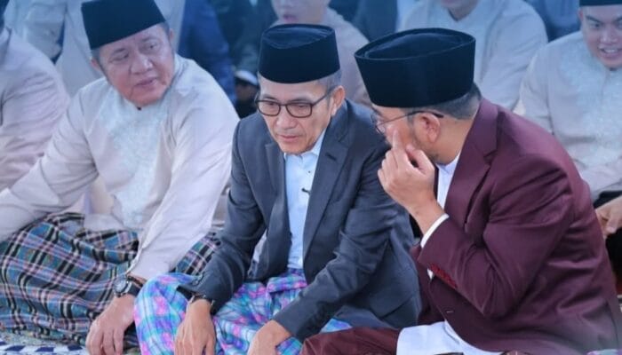 Ratu Dewa Salat Idulfitri 1447 H Bersama Wakil Wali Kota di Masjid Agung Sultan Mahmud Badaruddin Jayo Wikramo