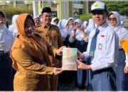 Gerakan “One Student One Book”, SMP Islam Az-Zahrah 2 Palembang Wakafkan 210 Buku ke Perpustakaan