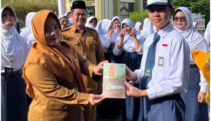Gerakan “One Student One Book”, SMP Islam Az-Zahrah 2 Palembang Wakafkan 210 Buku ke Perpustakaan