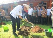 Wagub Sumsel Cik Ujang Tanam Pohon di SMAN 1 Lubuklinggau, Dorong Terwujudnya Sekolah Hijau