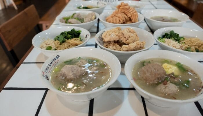 Bakso dengan Konsep Racik Kuah Sendiri, Tren Kuliner Interaktif di Bandung