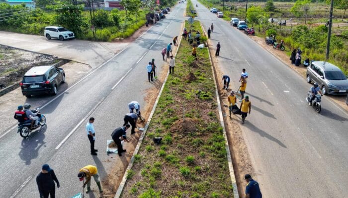 Simpang Kantor Camat Bukit Bestari Jadi Rapi, Gubernur Ansar Pimpin Goro Kamis Bersih