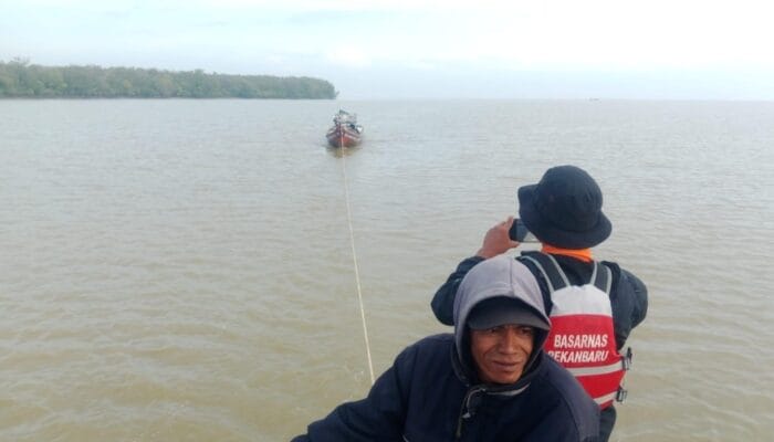 Kapal Mati Mesin di Perairan Pulau Halang, Basarnas Pekanbaru Evakuasi 4 Nelayan