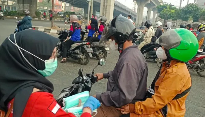 PMI Palembang Bagikan Masker Gratis, Ajak Warga Tak Abaikan Bahaya Kabut Asap